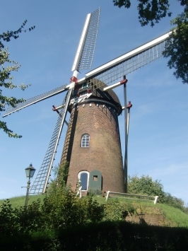 Wijchen-Bergharen : Molenweg, in der ehem. Getreidemühle ist heute ein Ferienhaus eingerichtet worden